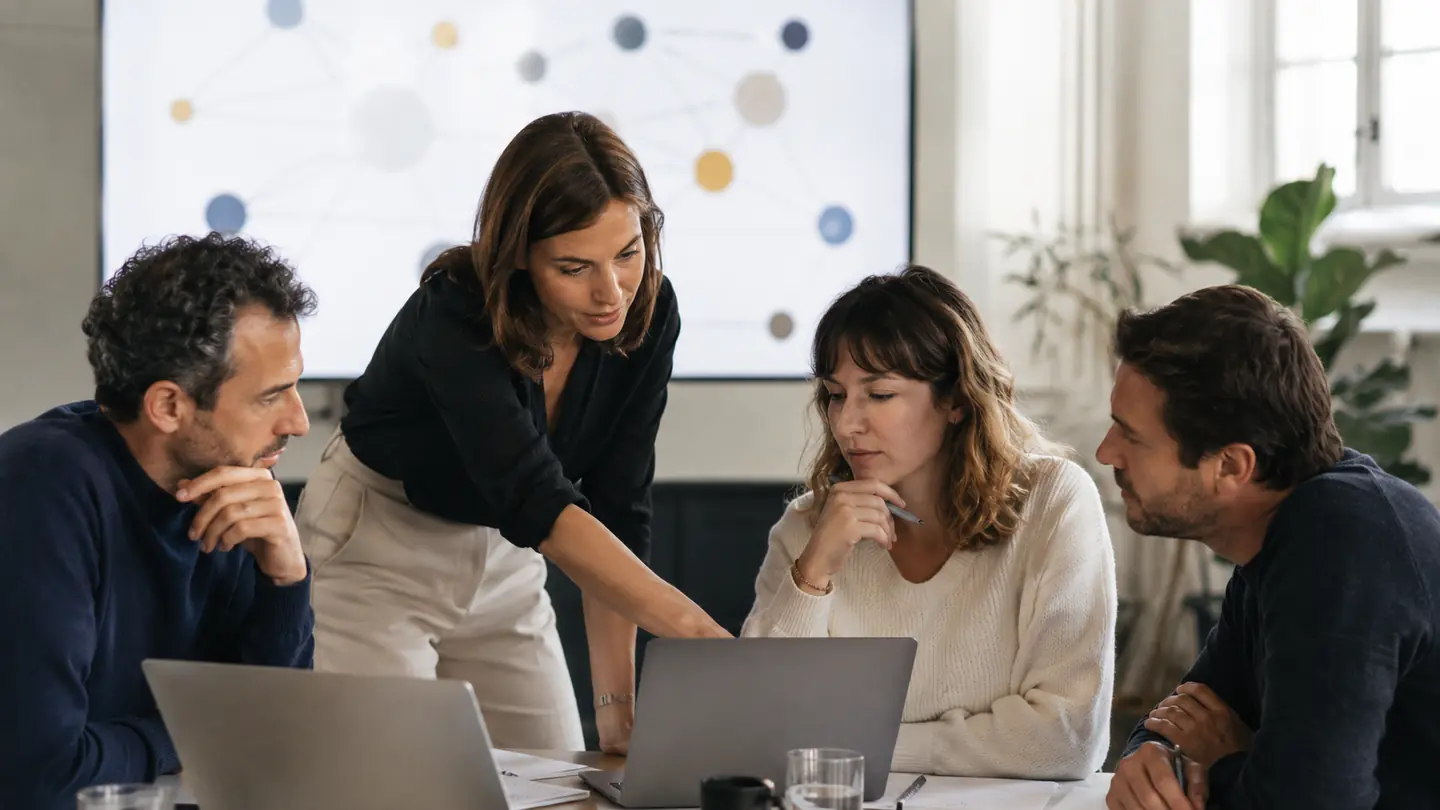Une formatrice accompagne des professionnels lors d’un atelier pratique sur l’intelligence artificielle.