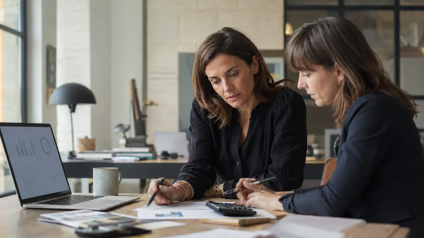 Une dirigeante interprète ses indicateurs financiers avec un expert-comptable.